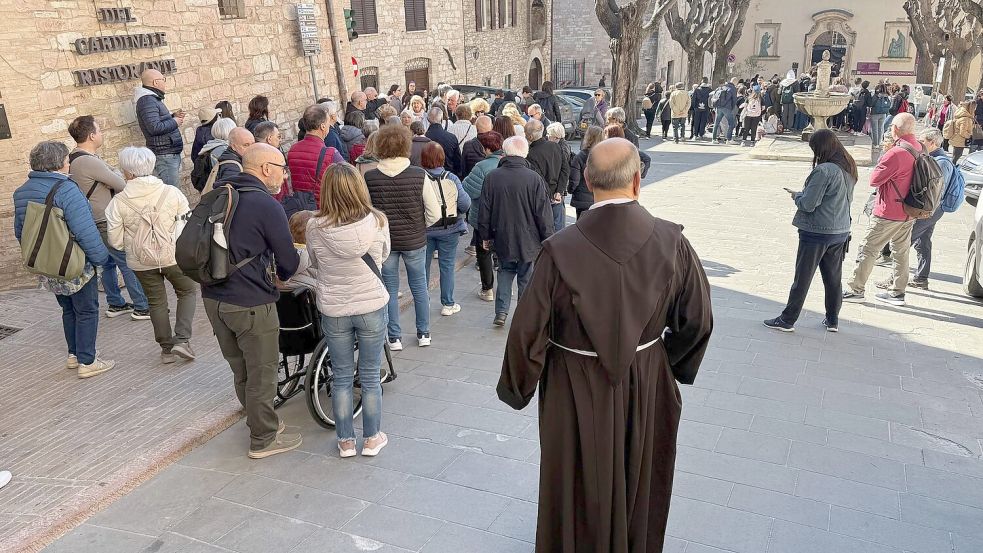 Vor der Kirche Santa Maria Maggiore gibt es immer wieder lange Schlangen. (Archivbild) Foto: Christoph Sator/dpa