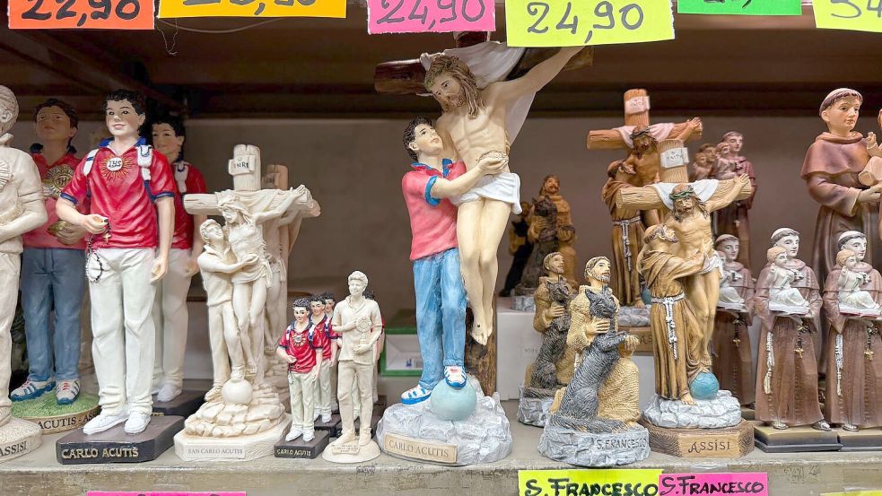 In Souvenirshops werden Tonfiguren von Franz von Assisi und Carlo Acutis verkauft. (Archivbild) Foto: Christoph Sator/dpa