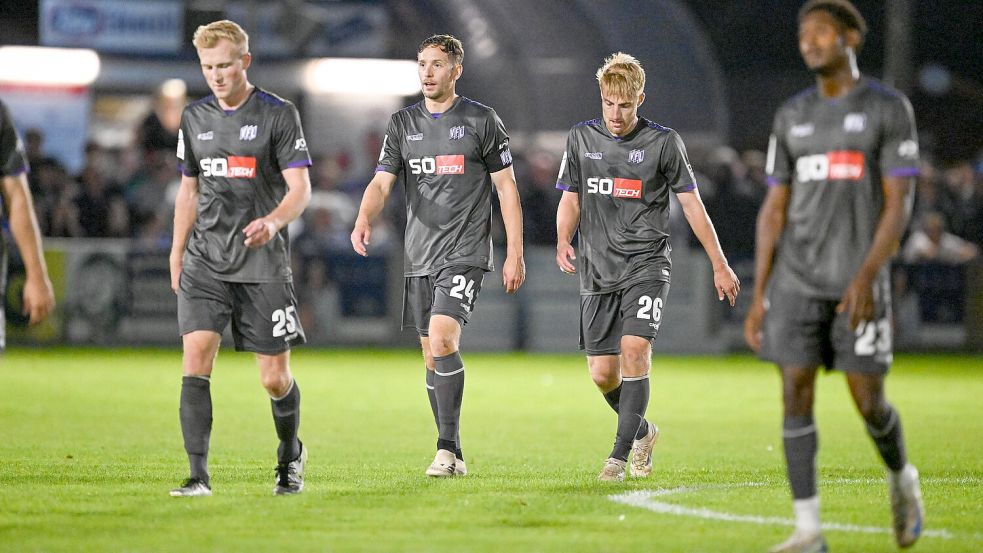 Enttäuschung nach dem Pokalausbeim VfL Osnabrück : Niklas Wiemann, der als einziger im Elfmeterschießen vergab, Jannik Müller und Fridolin Wagner (von links). Foto: Michael Titgemeyer