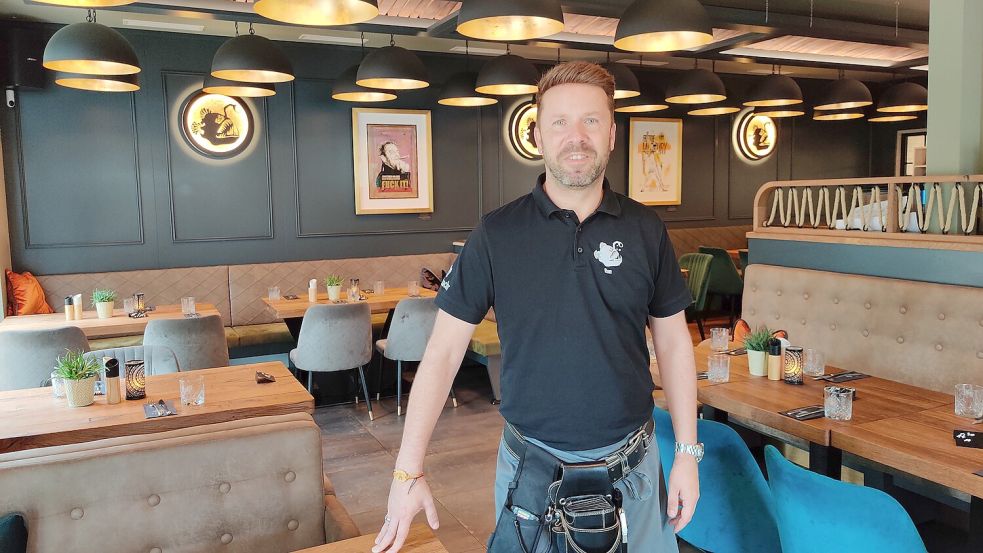 Mitarbeiter Ron Melzer bedient Gäste im Restaurant Samoa in Timmendorfer Strand mit Seafood und Sushi. Foto: Hans-Jörg Meckes