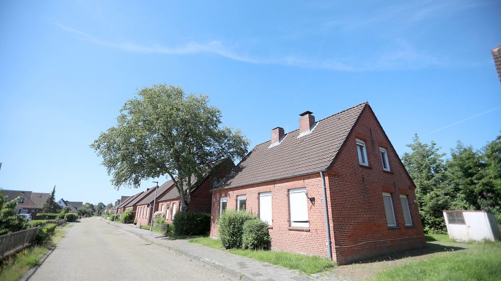 Einige der Doppelhäuser im Schlehdornweg und Hohegaster Weg stehen seit Jahren leer. Andere sind seit Jahrzehnten bewohnt und liebevoll gepflegt worden. Foto: Romuald Banik