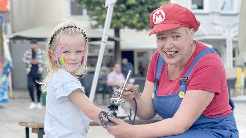 Kinderschminken und Glitzertattoos sind nur zwei der Attraktionen beim Auricher Kinderfest am Donnerstag, 4. September. Noch bis 18 Uhr geht es in der Innenstadt für kleine Besucher rund. Foto: Dieke Eihusen