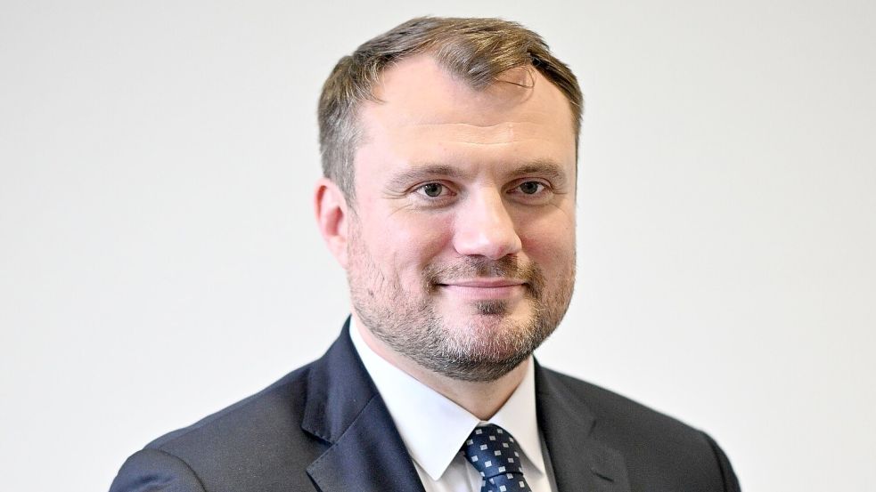 Brandenburgs Wirtschaftsminister Daniel Keller (SPD) wirbt mit einer neuen Kampagne für Zuzüge aus Westdeutschland. (Archivbild) Foto: Sebastian Christoph Gollnow/dpa