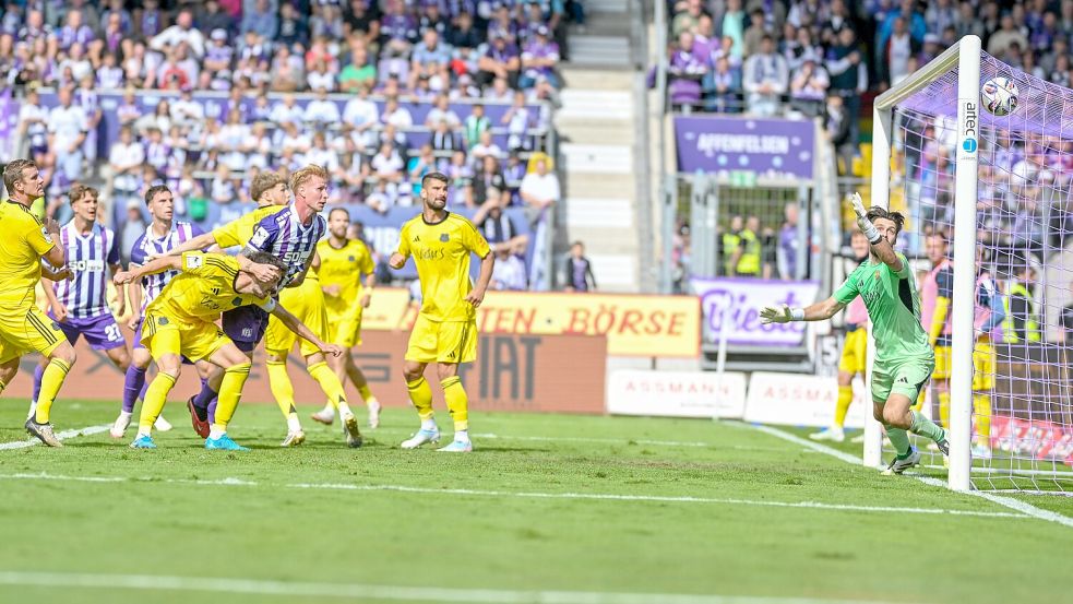 Eingeköpft, nach einer von 37 Ecken: Bjarke Jacobsen trifft hier zum 1:0 für den VfL Osnabrück gegen den 1. FC Saarbrücken. Foto: Michael Titgemeyer