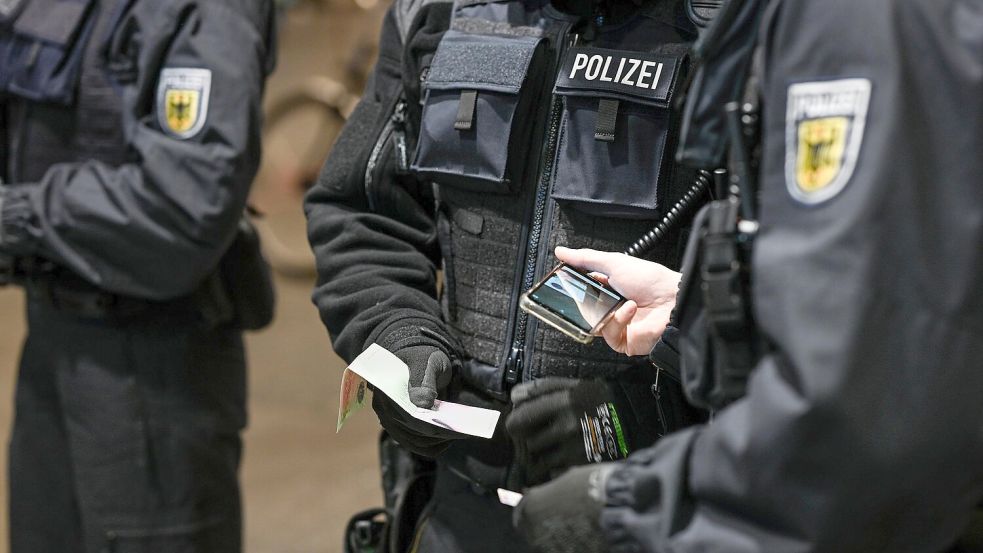 Bundespolizisten haben am Mittwoch drei junge Tatverdächtige vorläufig festgenommen, die einem Mann im Juni das Portemonnaie gestohlen haben sollen. Auf die Spur kamen sie den Tätern mithilfe eines „Super-Recognizers“. Foto: Karsten Klama/dpa