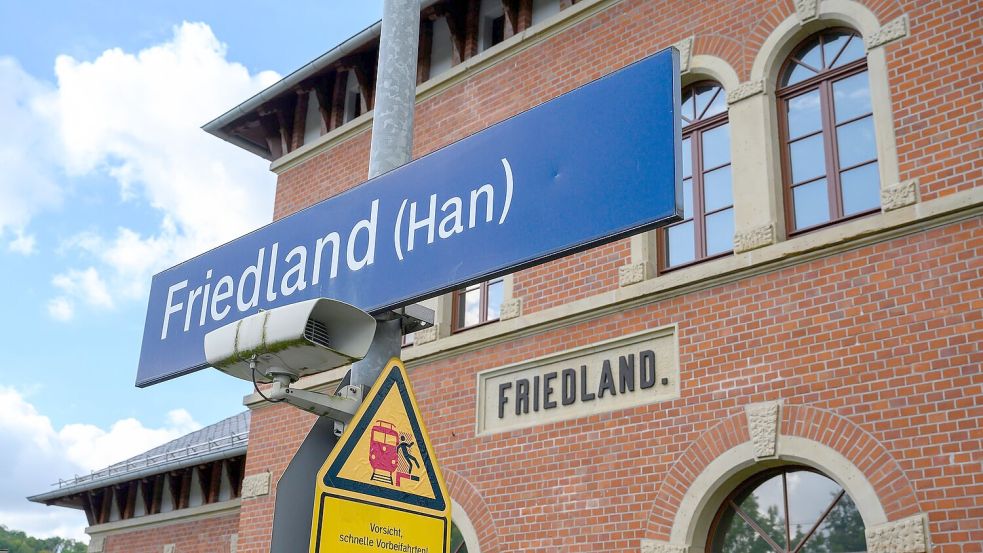 Der Bahnhof Friedland in Südniedersachsen: Hier starb am 11. August eine Jugendliche. (Archivbild) Foto: Swen Pförtner