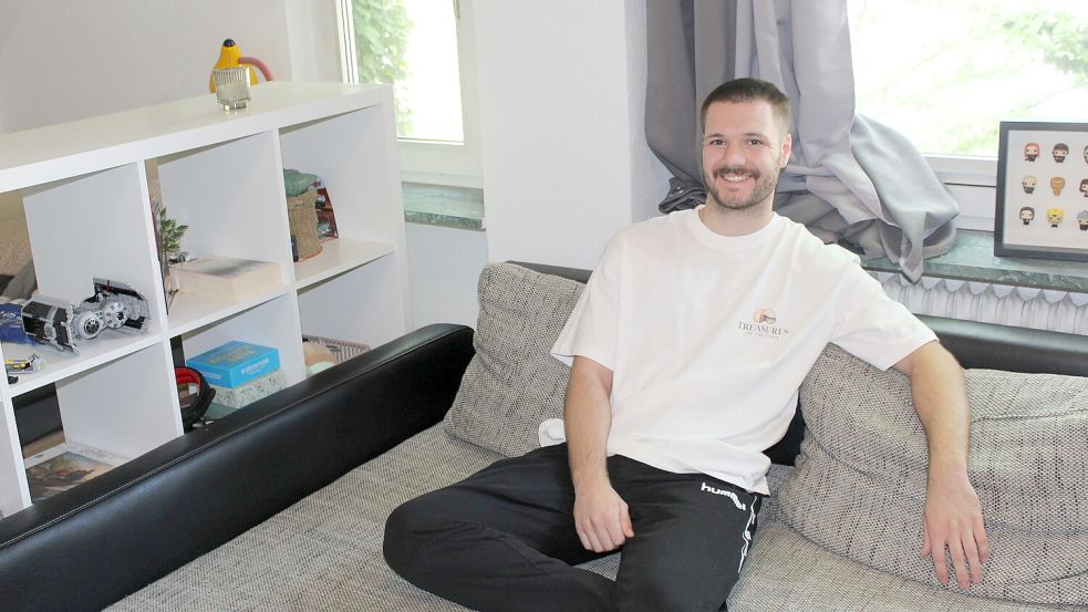 Der OHV-Spieler Christopher Braun auf seinem Sofa. Der 25-Jährige fühlt sich wohl in seiner sportlichen Heimat. Foto: Marco Lindenbeck