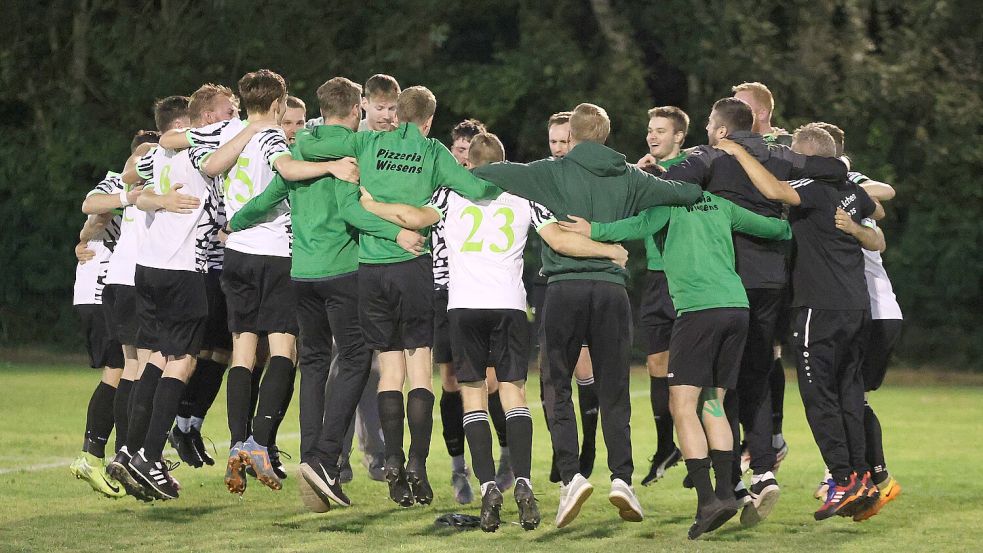 Die Wiesenser Spieler tanzten nach dem 3:1-Erfolg beim TuS Westerende. Foto: Wilfried Gronewold