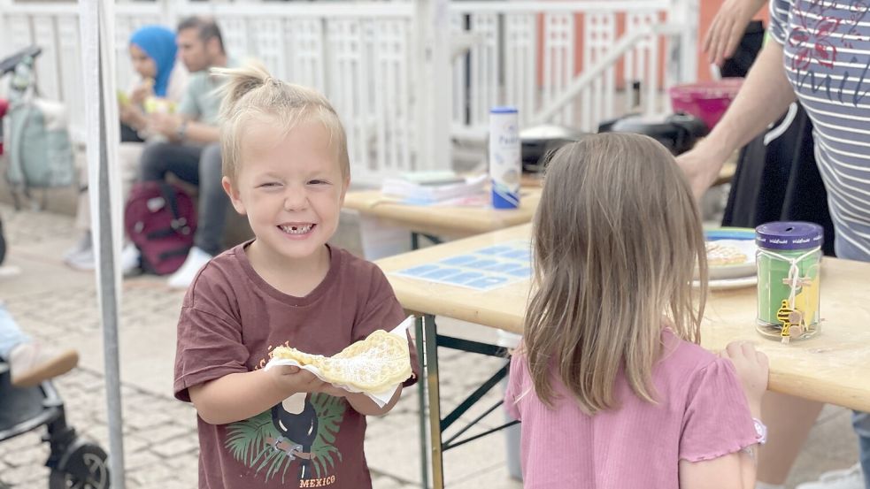 So schmeckt das Auricher Kinderfest: Díe kleinen Gäste genossen die frischen Waffeln mit Puderzucker. Foto: Dieke Eihusen