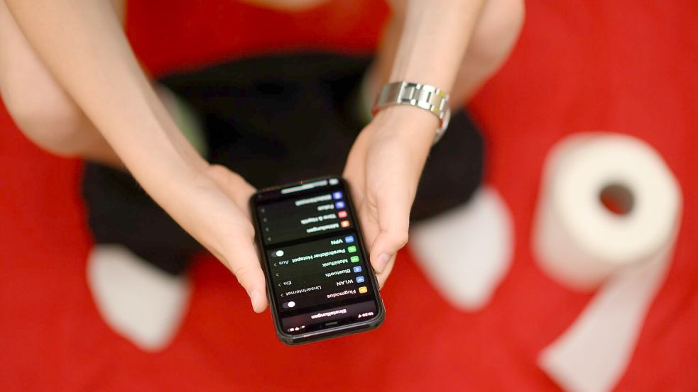 Jeder zehnte Befragte telefoniert gar auf dem Klo sitzend - und immerhin noch vier Prozent schauen, was sich in Dating-Apps so tut. (Archivbild) Foto: Robert Michael