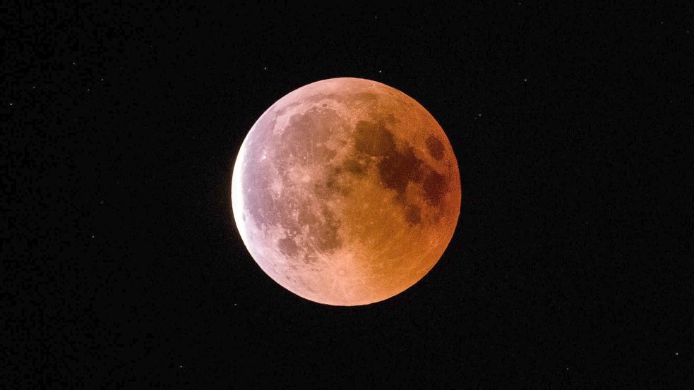 Während einer Mondfinsternis erscheint der Erdtrabant in rötlich-bräunlichen Tönen. (Archivbild) Foto: Silas Stein/dpa