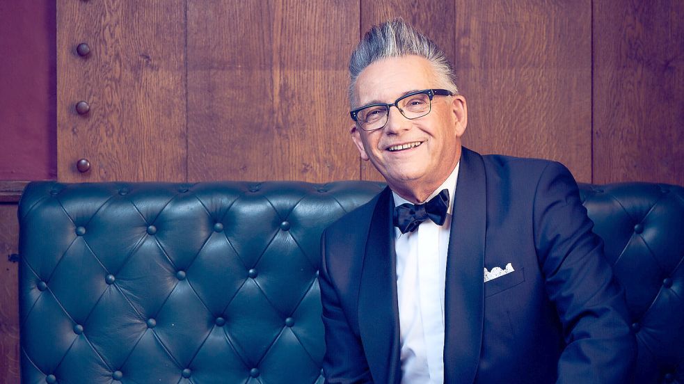 Stets wie aus dem Ei gepellt: Götz Alsmann. Der modische Musiker sagt aber auch: „Ich muss einräumen, dass es Momente gibt, an denen meine Frisur nicht immer gleich gut sitzt.“ Foto: Jens Koch