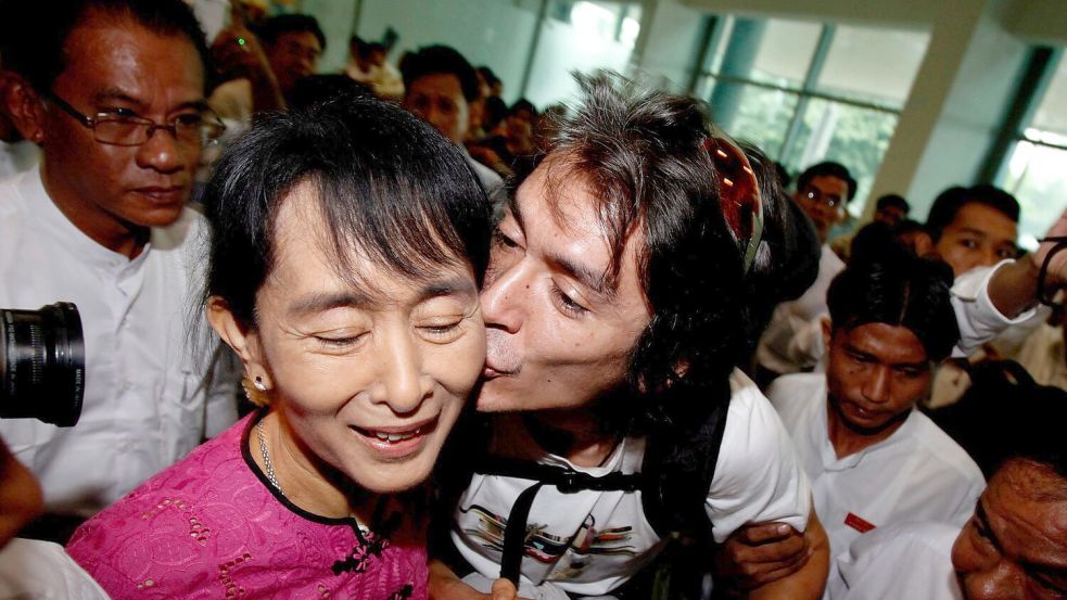 Ein Bild aus besseren Tagen: Aung San Suu Kyi 2011 zusammen mit ihrem Sohn Kim Aris. (Archivbild) Foto: Nyein Chan Naing