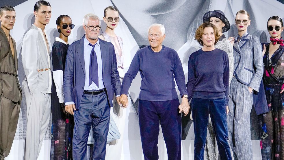 Vergangenes Jahr zeigte sich Armani auf dem Laufsteg mit Leo Dell’Orco und seiner Nichte Roberta. (Archivbild) Foto: Luca Bruno/AP/dpa