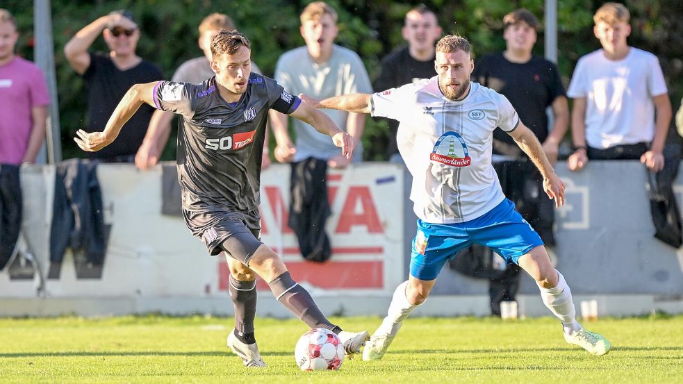 Ausgeschieden: Jannik Müller und der VfL Osnabrück (in schwarz) verloren im Elfmeterschießen gegen den SSV Jeddeloh (hier Max Wegner) und schieden aus dem NFV-Pokal aus. Foto: Michael Titgemeyer