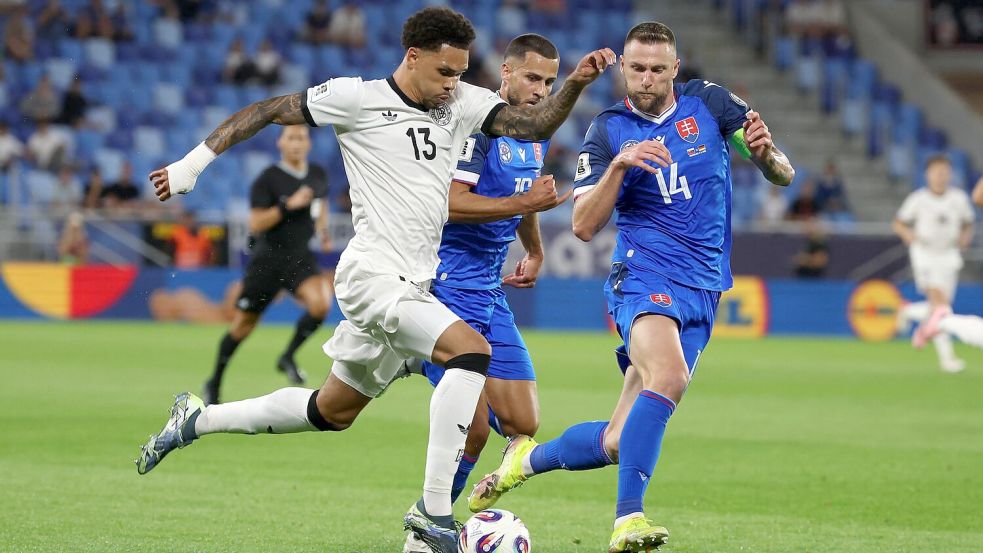 Nnamdi Collins (l) konnte bei seinem Länderspiel-Debüt nicht liefern. Foto: Christian Charisius