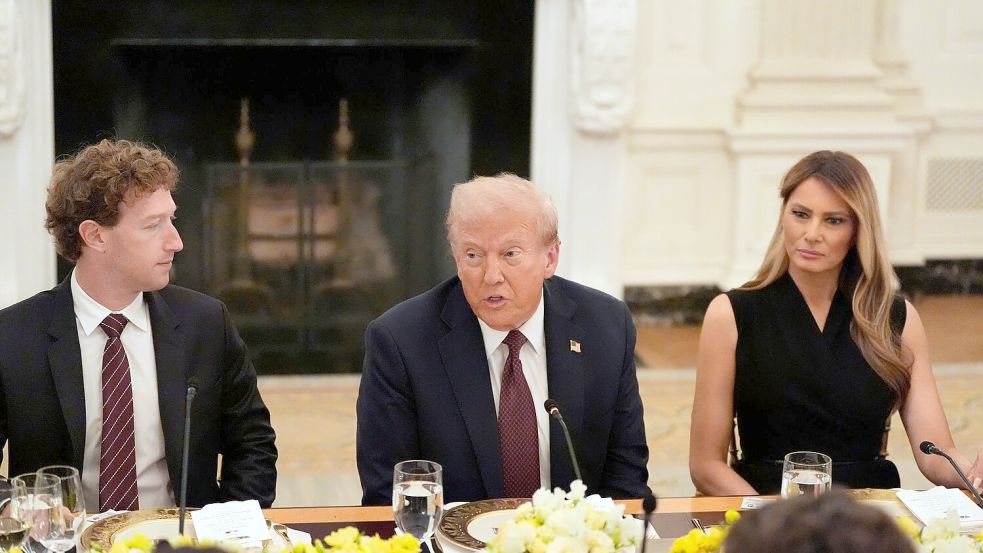 An der langen Tafel nahm direkt neben Trump Meta-Chef Mark Zuckerberg Platz. Foto: Alex Brandon/AP/dpa
