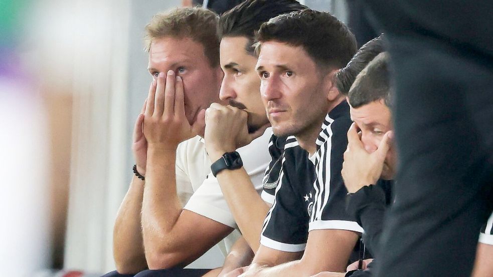 Bei der Leistung konnte auch der Bundestrainer (l.) nicht immer hinschauen. Foto: Christian Charisius