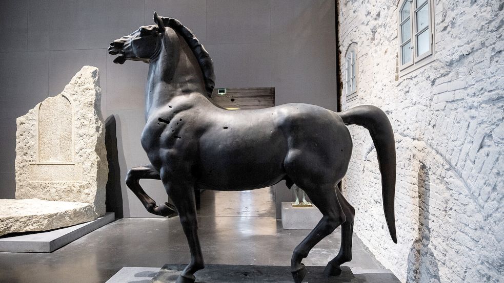 Sie standen einst vor Hitlers Neuer Reichskanzlei: Die „Schreitenden Pferde“ von Josef Thorak. Heute finden sie sich in einer Ausstellung für gestürzte Denkmäler in der Zitadelle Spandau in Berlin. Foto: dpa/Carsten Koall