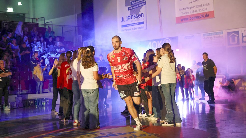 Nerdin Vunic macht nicht nur beim Einlaufen eine gute Figur. Im Training werden auch seine fußballerischen Fähigkeiten geschätzt. Seine Mitspieler rufen ihn deshalb auch „Balkan Messi“. Foto: Helmut Vortanz