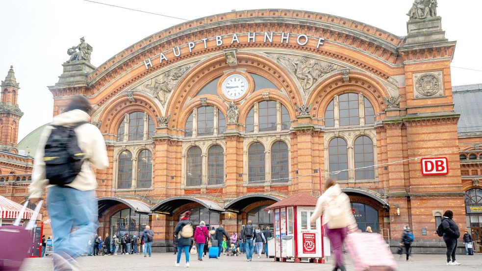 Das Projekt „Sicherheitskooperation Bremer Hauptbahnhof“ zeigt offenbar Wirkung: Innensenator Ulrich Mäurer spricht von einem deutlichen Rückgang der Straftaten im Bremer Hauptbahnhof. Foto: Sina Schuldt/dpa