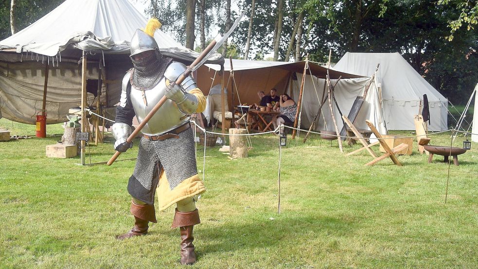 Schon im vergangenen Jahr fand der Mittelalter-Markt am Ihler Meer statt – mit Dieter Lischke in seiner Rolle als Freiherr von Falkenstedt. Foto: Gerd-Arnold Ubben