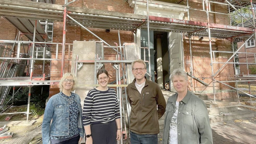 Pastorin Cathrin Meenken, Pastorin Taalke von Blumröder, Jasper Wenk und Claudia Brüggemann vom kirchlichen Bauamt Ostfriesland (v.l.) waren bei den Gerüstarbeiten vor Ort. Foto: Julia Conrads