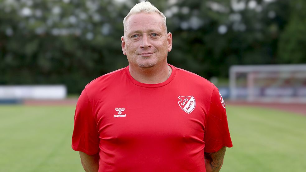 Kantiges Gesicht, breites Kreuz und blondierte Haare sind die Markenzeichen des Moordorfers Mike Kruse, der seit Saisonbeginn als Cotrainer für die SpVg im Einsatz ist. Fotos: Helmut Vortanz