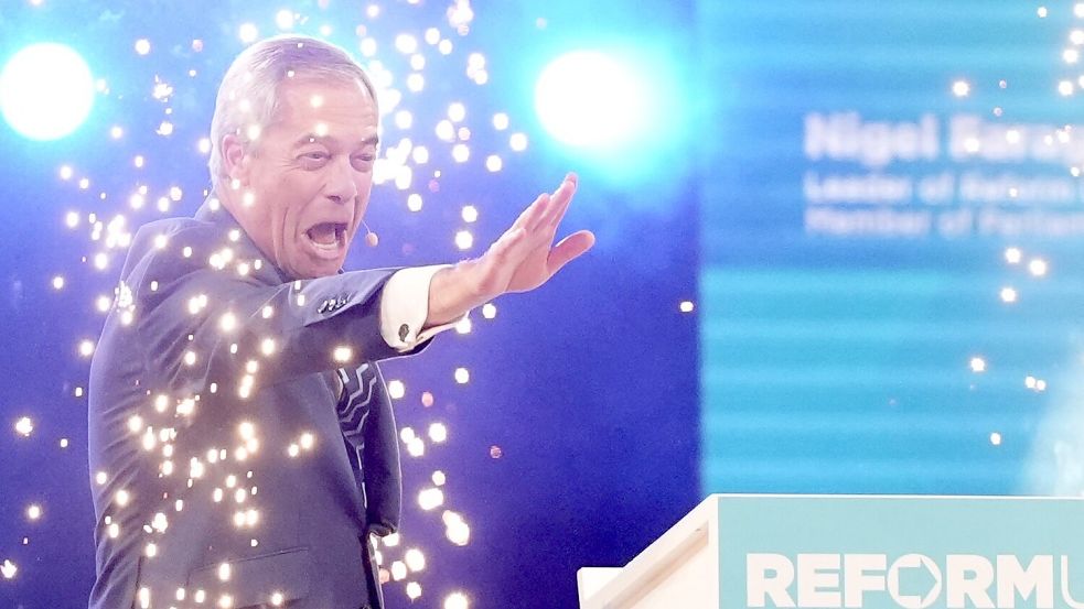 Nigel Farage lässt sich nach dem Rayner-Rücktritt feiern. Foto: Jacob King