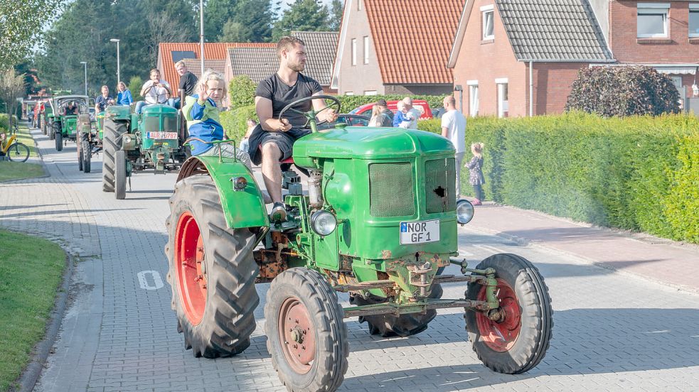 Zahlreiche Trecker nahmen an dem Korso teil. Foto: Folkert Bents