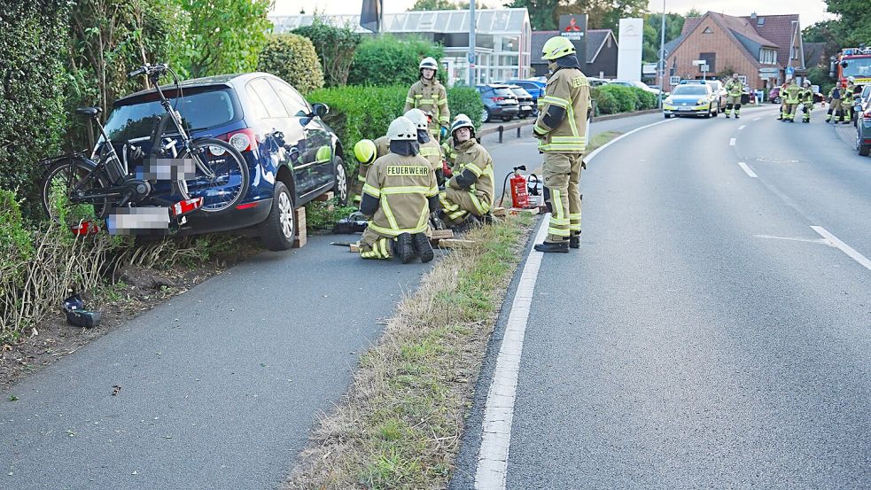 Bei einem Unfall in Stuhr ist am Freitag ein Autofahrer von der Varreler Landstraße abgekommen und ist eine Gruppe gefahren. Foto: NWM-TV