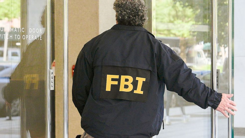 Das FBI und weitere Ermittler untersuchen zu möglicher illegaler Beschäftigung von Koreanern in den USA. (Symbolbild) Foto: Julia Demaree Nikhinson/AP/dpa