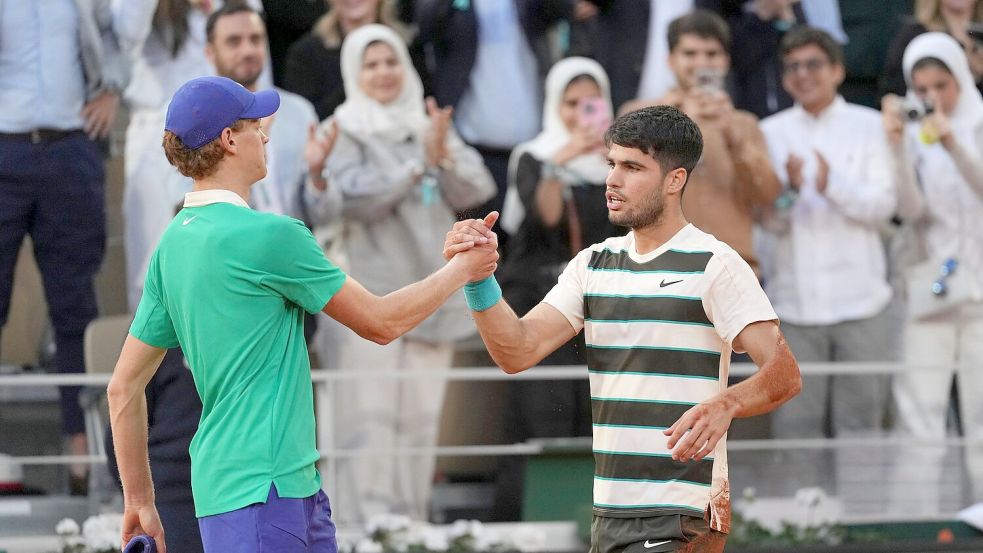 Jannik Sinner (l) und Carlos Alcaraz (r) stehen sich zum dritten Mal nacheinander im Endspiel eines Grand-Slam-Turniers gegenüber. Foto: Thibault Camus/AP/dpa