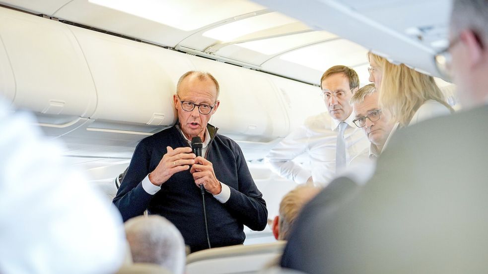 Er wirkt dynamisch, sein neuer Job scheint ihm Spaß zu machen: Bundeskanzler Friedrich Merz im Flugzeug nach Frankreich im Gespräch mit Journalisten. Wir waren mit an Bord. Foto: Kay Nietfeld