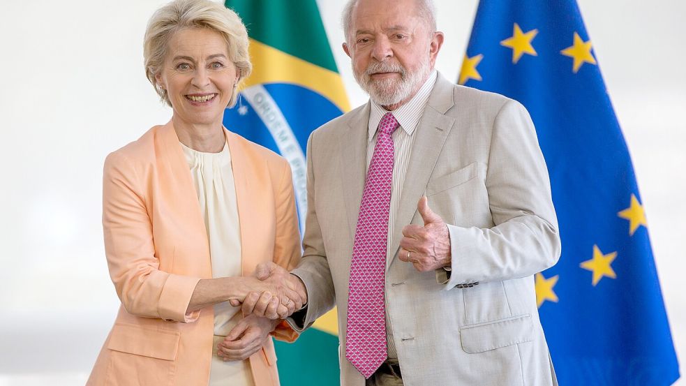 Ursula von der Leyen (l.), Präsidentin der Europäischen Kommission und Luiz Inacio Lula da Silva, Präsident von Brasilien, trafen sich im Planalto-Palast in Brasília. Foto: dpa/Fabio Rodrigues-Pozzebom