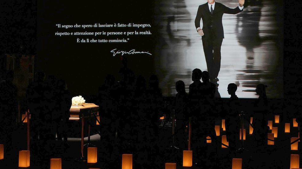 Der Sarg steht in dem Saal, in dem Giorgio Armani früher seine Modeschauen abnahm. Foto: Antonio Calanni/AP/dpa