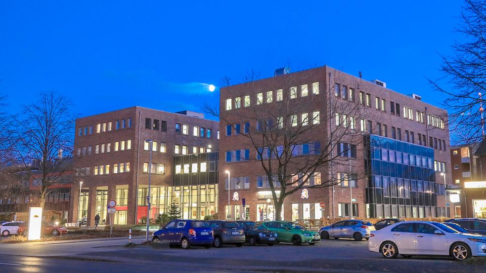 Was genau aus dem Gebäude der Ubbo-Emmius-Klinik nach der Krankenhausschließung 2029 wird, ist noch unklar. Foto: Romauld Banik