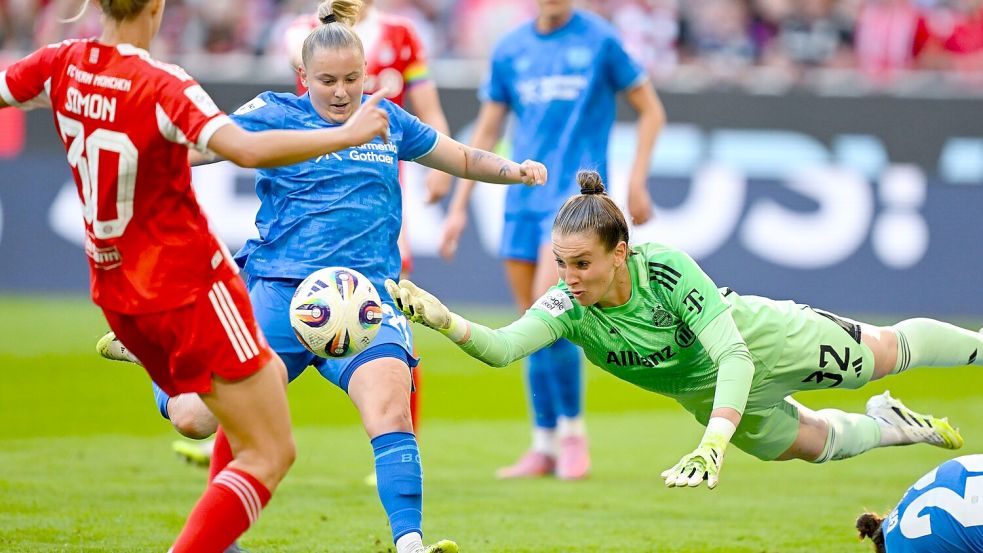 Bayern-Torhüterin Ena Mahmutovic rettet in dieser Szene stark. Foto: Sven Hoppe