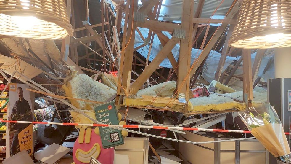 Die tonnenschwere Dachkonstruktion hängt über den Kassen. Foto: Freiwillige Feuerwehr Lauchringe
