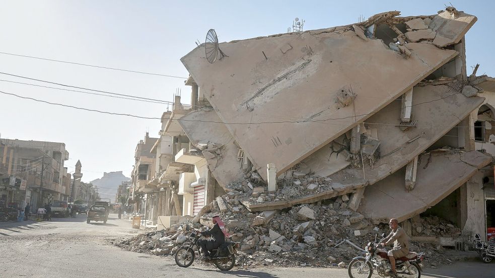 Viele Häuser in Syrien sind im Krieg zerstört worden. Dass jetzt Binnenvertriebene und auch einige Flüchtlinge zurückkehren, sorgt dafür, dass Wohnraum noch knapper wird. (Archivfoto) Foto: Ghaith Alsayed/AP/dpa