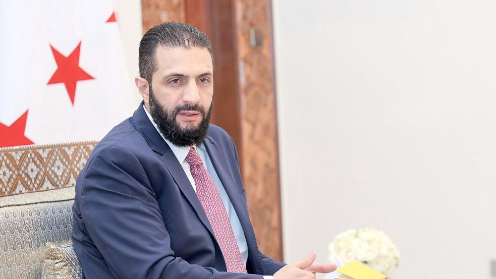 Ausländische Beobachter und auch viele Syrer stellen sich die Frage, wie weit die Macht von Interimspräsident Ahmed al-Scharaa reicht, vor allem mit Blick auf bewaffnete Gruppen. (Archivfoto) Foto: Uncredited/SANA/dpa