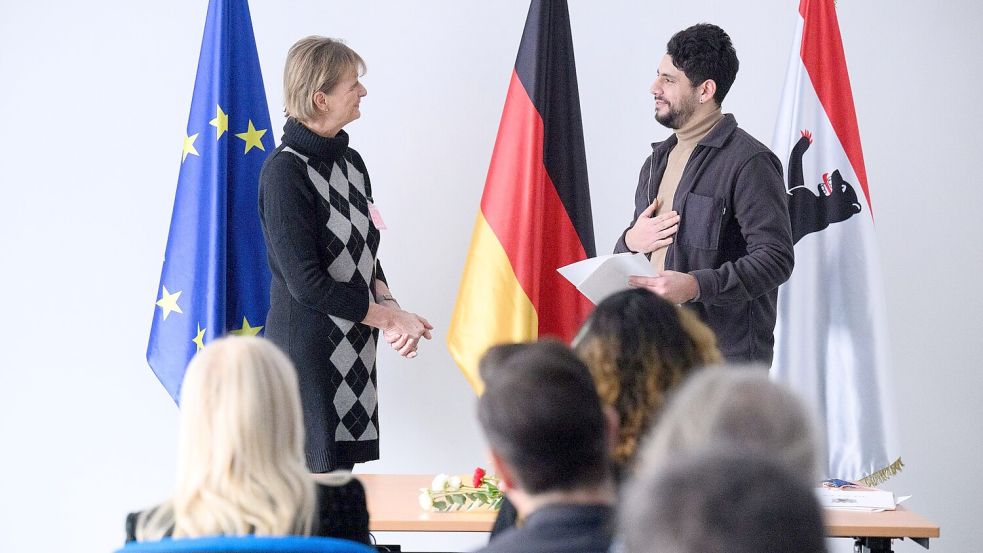 Viele Menschen, die als Flüchtlinge aus Syrien nach Deutschland gekommen sind, erfüllen inzwischen die Voraussetzungen für eine Einbürgerung. (Archivfoto) Foto: Bernd von Jutrczenka/dpa