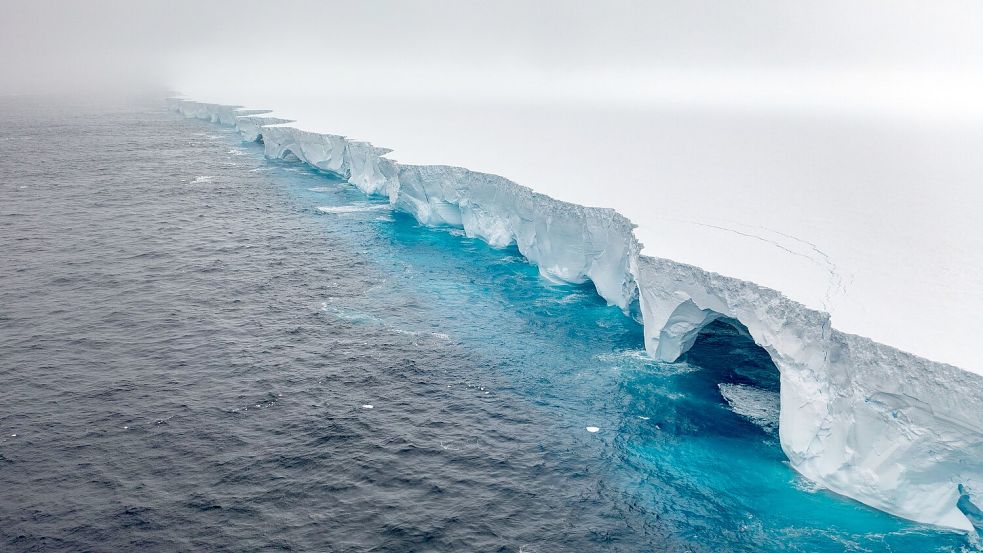 Unter anderem durch Schmelzwasser entstanden höhlenartige Vertiefungen im Eis. Foto: Ian Strachan/Eyos Expeditions/dp