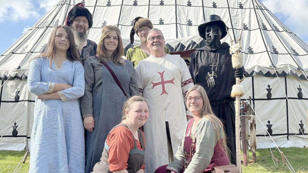 Jens Hieronimus (Mitte) ist schon seit vielen Jahren mit seiner Freunden und Familie auf Mittelaltermärkten unterwegs. Foto: Eva van Loh