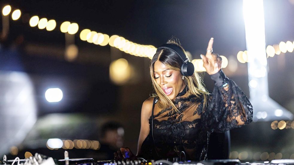 Naomi Campbell gab in München ihr Debüt am DJ-Pult. Foto: Matthias Balk