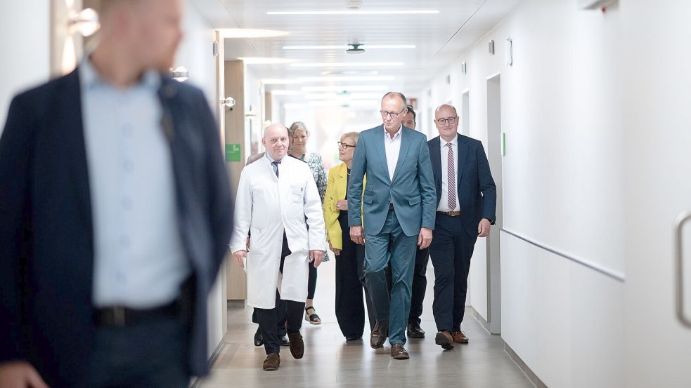 Die Finanzierung des Gesundheitssystems war auch Thema beim Besuch von Bundeskanzler Merz im Alfried-Krupp-Krankenhaus in Essen. Foto: Fabian Strauch
