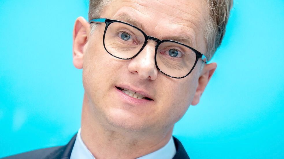 CDU-Generalsekretär Carsten Linnemann sagt, das Kabinett wolle sich demnächst in einer Sitzung ausschließlich mit dem Abbau bürokratischer Hürden beschäftigen. (Archivfoto) Foto: Michael Kappeler/dpa