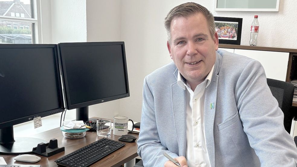 Florian Eiben an seinem Bürgermeister-Schreibtisch. Hier will er auch in den kommenden Jahren Platznehmen. Foto: Rebecca Kresse