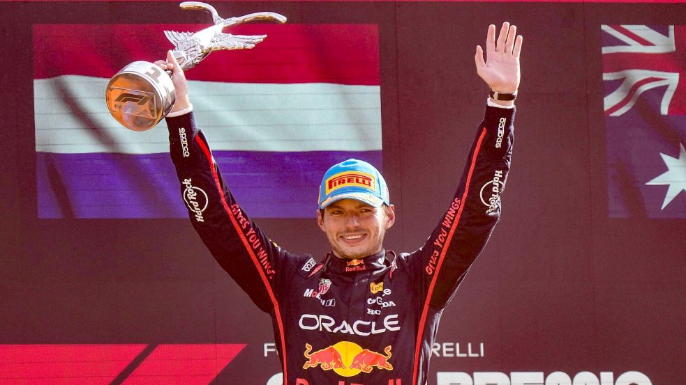 Endlich wieder ein Siegerpokal - 112 Tage musste Verstappen darauf warten. Foto: Luca Bruno/AP/dpa