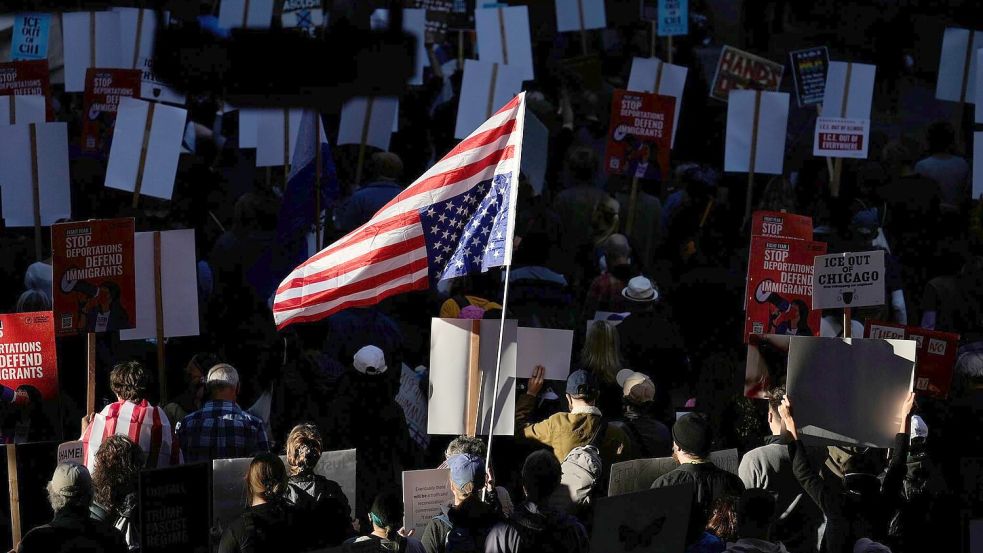 Viele in Chicago protestieren gegen Trump. Foto: Carolyn Kaster/AP/dpa
